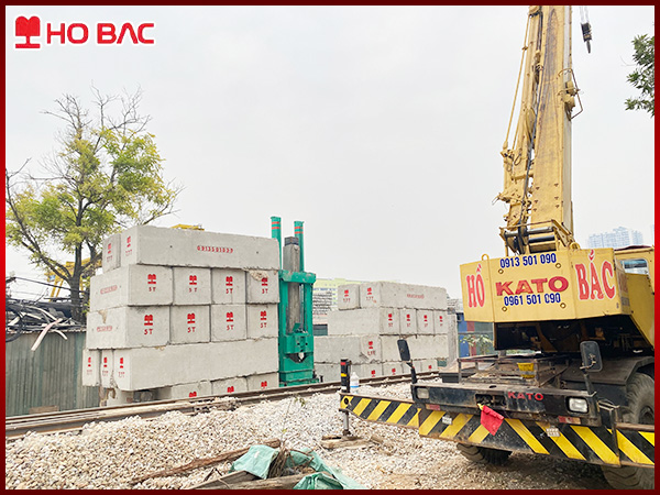 Ép cọc bằng máy tải HB cho kho bãi – hạ tầng